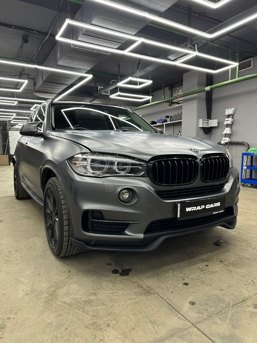 Для автомобилей с пробегом больше подойдет виниловая пленка, которая позволит изменить внешний вид, и освежить визуальное состояние