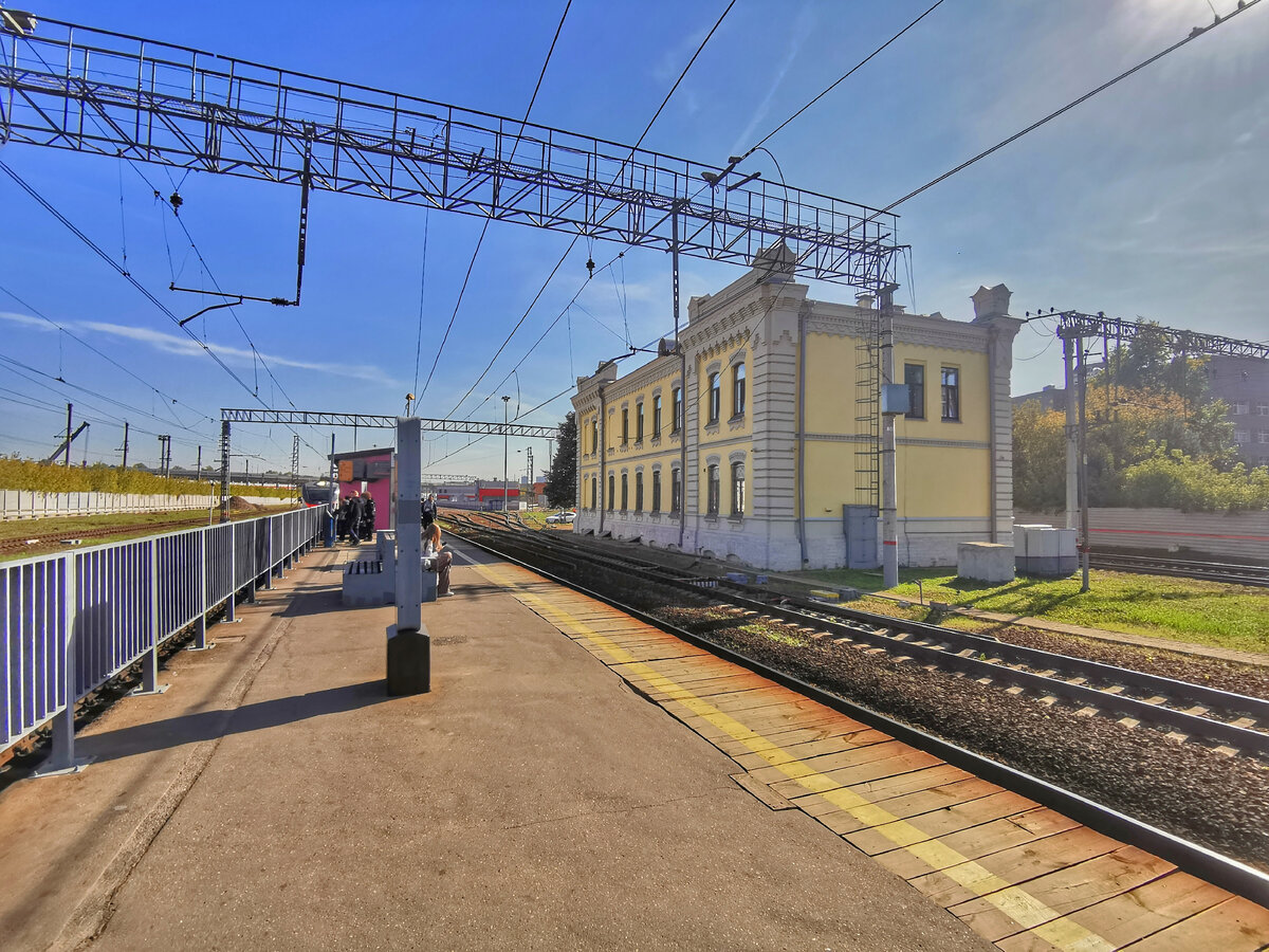 В тех края я приехал на МЦД2 до МЦД Москва-товарная. Как будет построен новый вокзал на МЦД Серп и молот, эту платформу для МЦД2 закроют и поезда будут останавливаться там. Поэтому на всякий случай сделал фотографию станции. Впрочем, зимой я уже здесь пофотографировал чуть более подробнее - уже специально для этого дзена. 