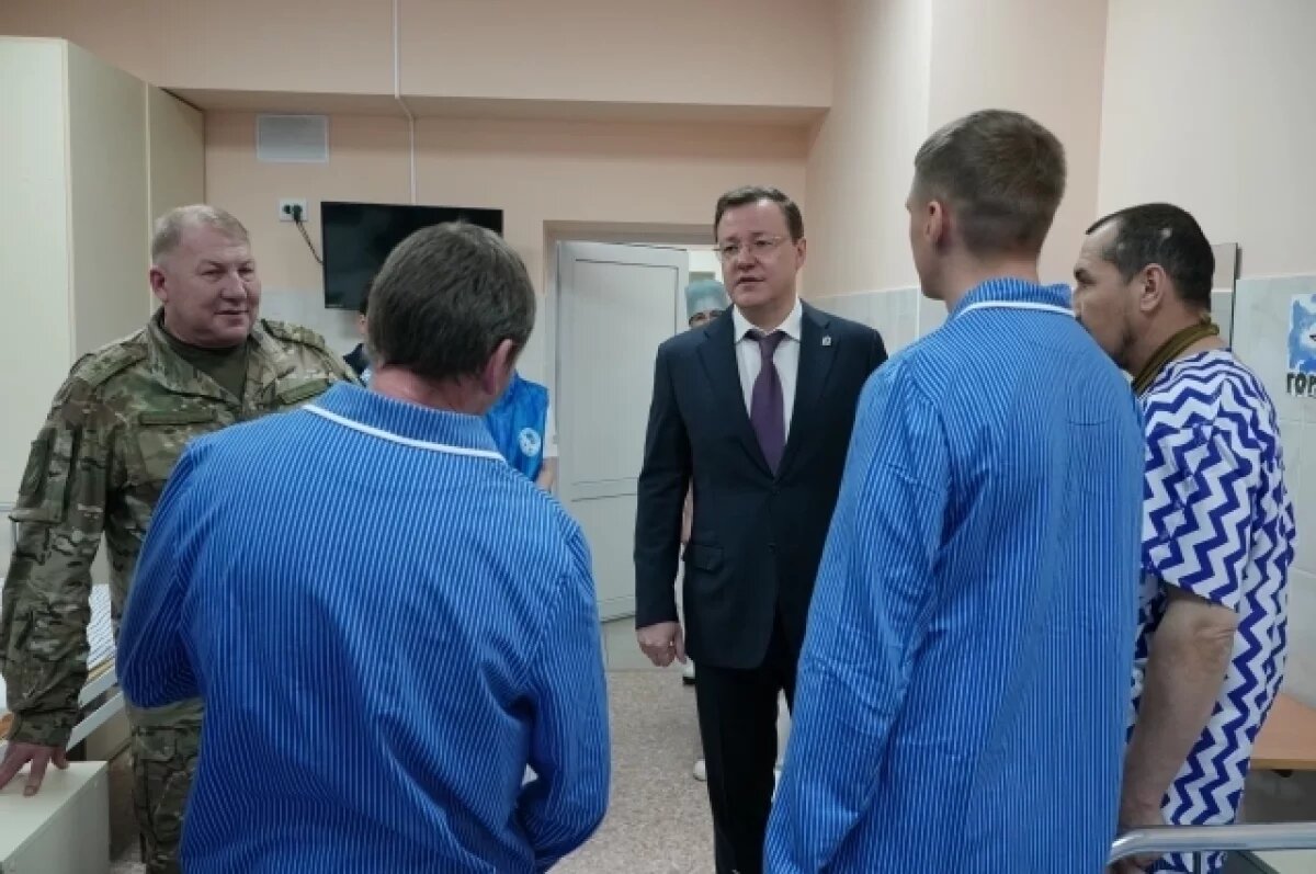    В госпиталях Самары участникам СВО вручили подарки ко Дню Победы