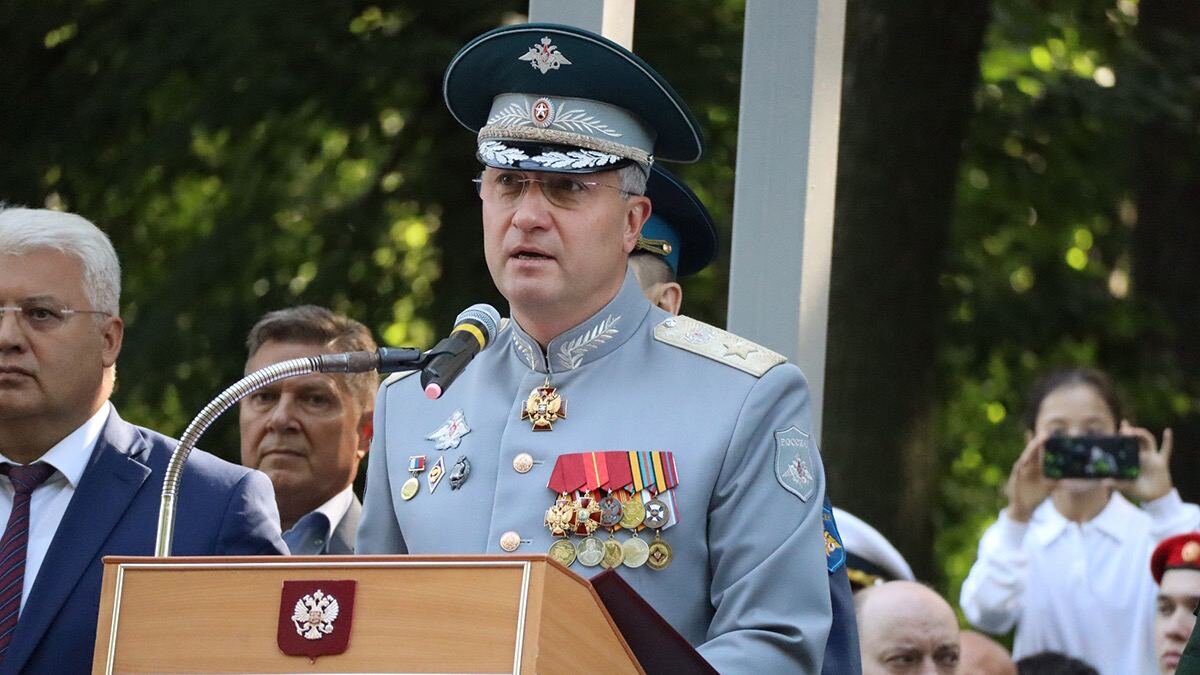    Четыре пакета наград Тимур Иванов носил на себе редко. Скромный человек.