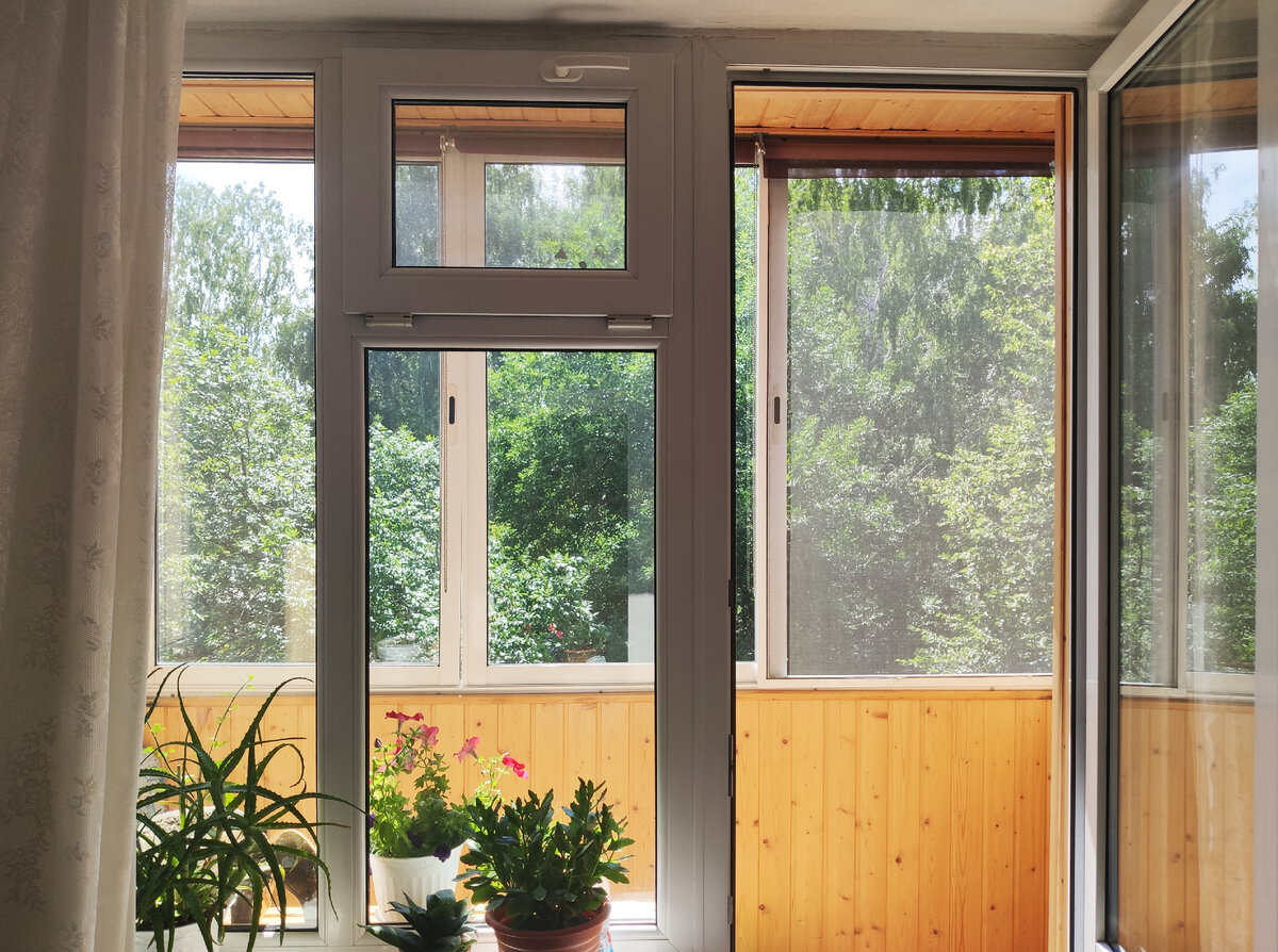 Вид на благоустроенный парк с фонтаном, круглосуточным видеонаблюдением и охраной с нашего балкона. Квартира-распашонка, и из каждого окна мы любуемся деревьями. Может ли себе позволить такое житель современных бетонных мешков даже премиум-сегмента?