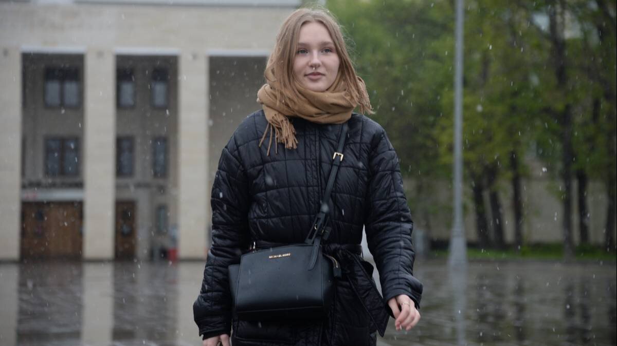    Студентка Ксения Куликова гуляет под майским снегопадом у метро «Спортивная» / Фото: Пелагия Замятина / Вечерняя Москва