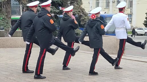 Пост номер 1. Молодой разводящий с честью вышел из неловкой ситуации при смене Почётного караула.