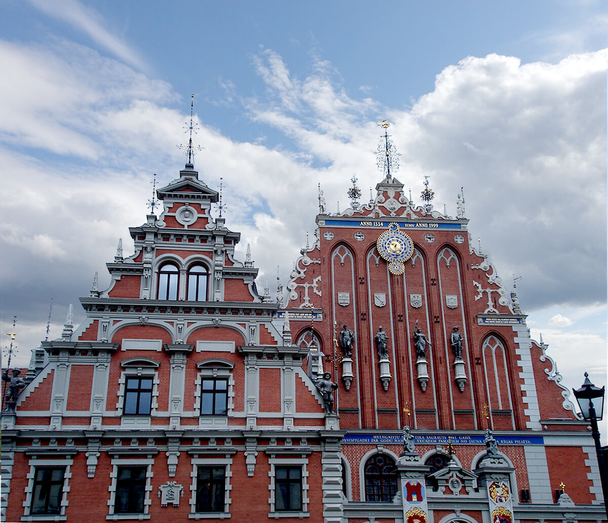 Дом Черноголовых был восстановлен в прежнем виде на прежнем месте на средства Parex Banka к 800-летию Риги. Латвия.