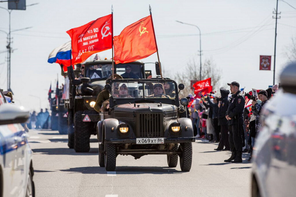   По Сургуту провезут «Знамя Победы»