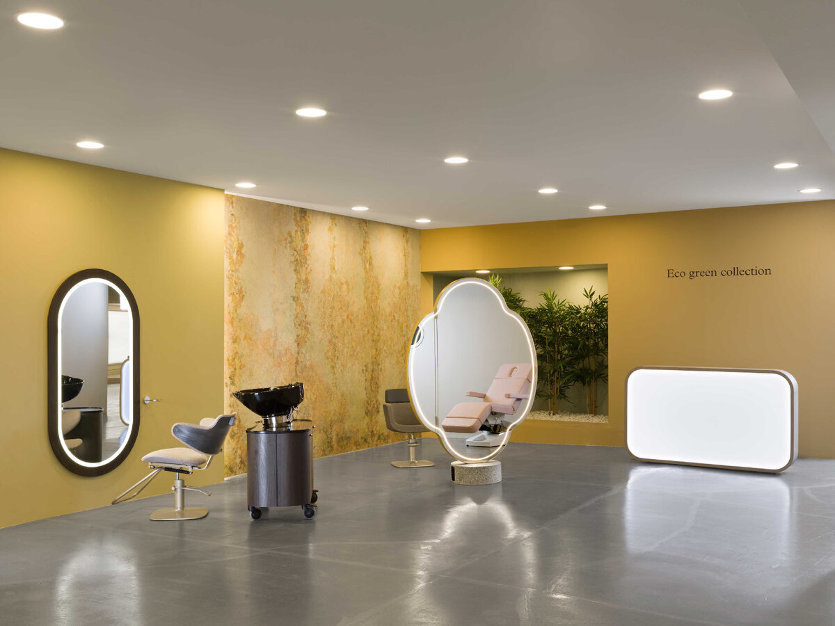 Передвижная мойка для волос HUB в интерьере шоурума парикмахерской мебели Maletti