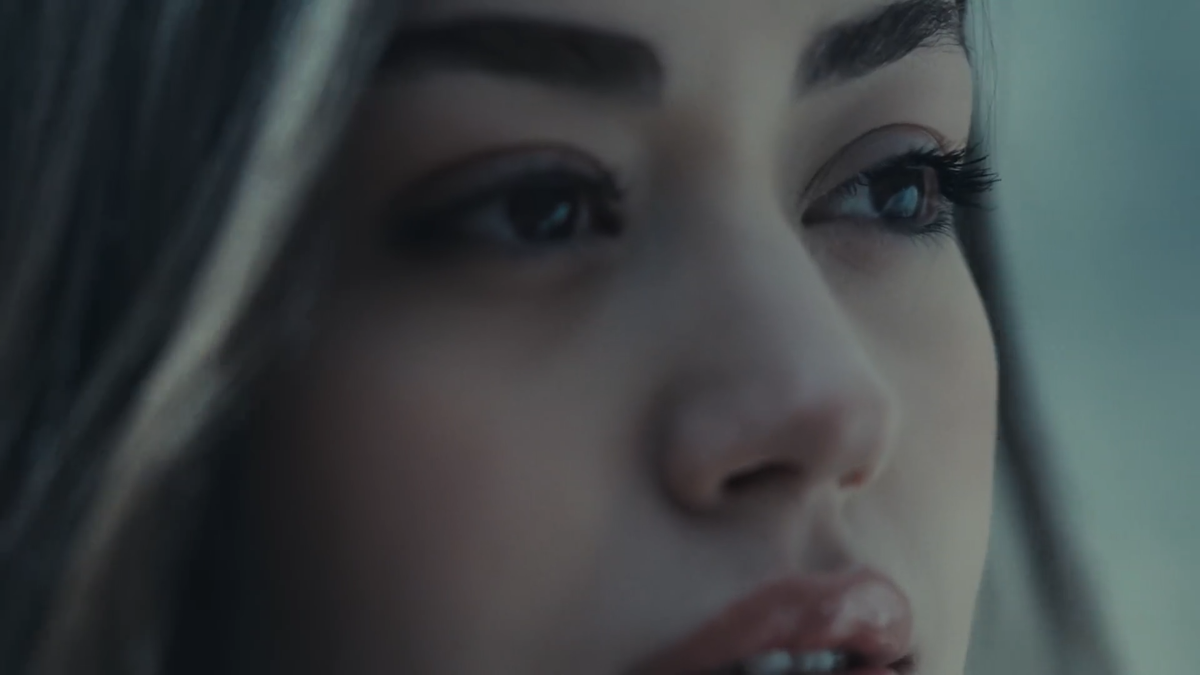 А это девушка, которая всех опрокинула.