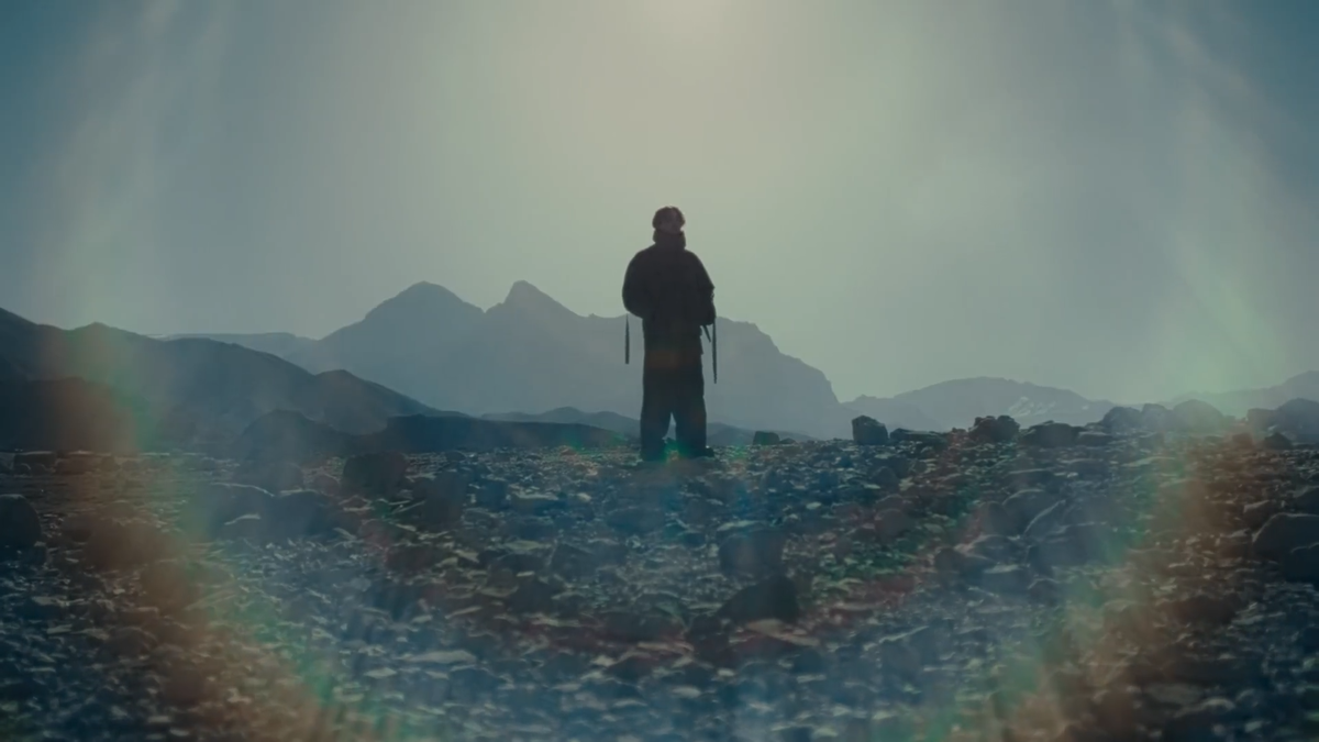 Вот он, доблестный герой песни и клипа.