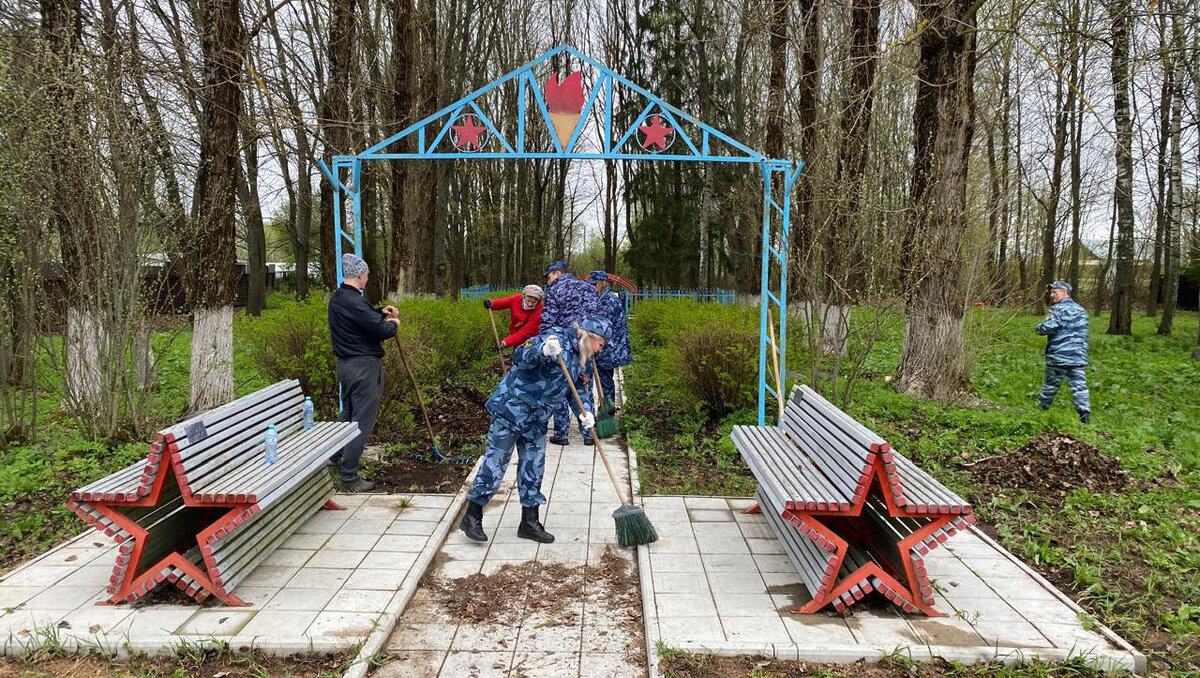 Сотрудники и ветераны УФСИН убрались на воинских захоронениях и мемориалах  | ТИА | Новости Твери и Тверской области | Дзен