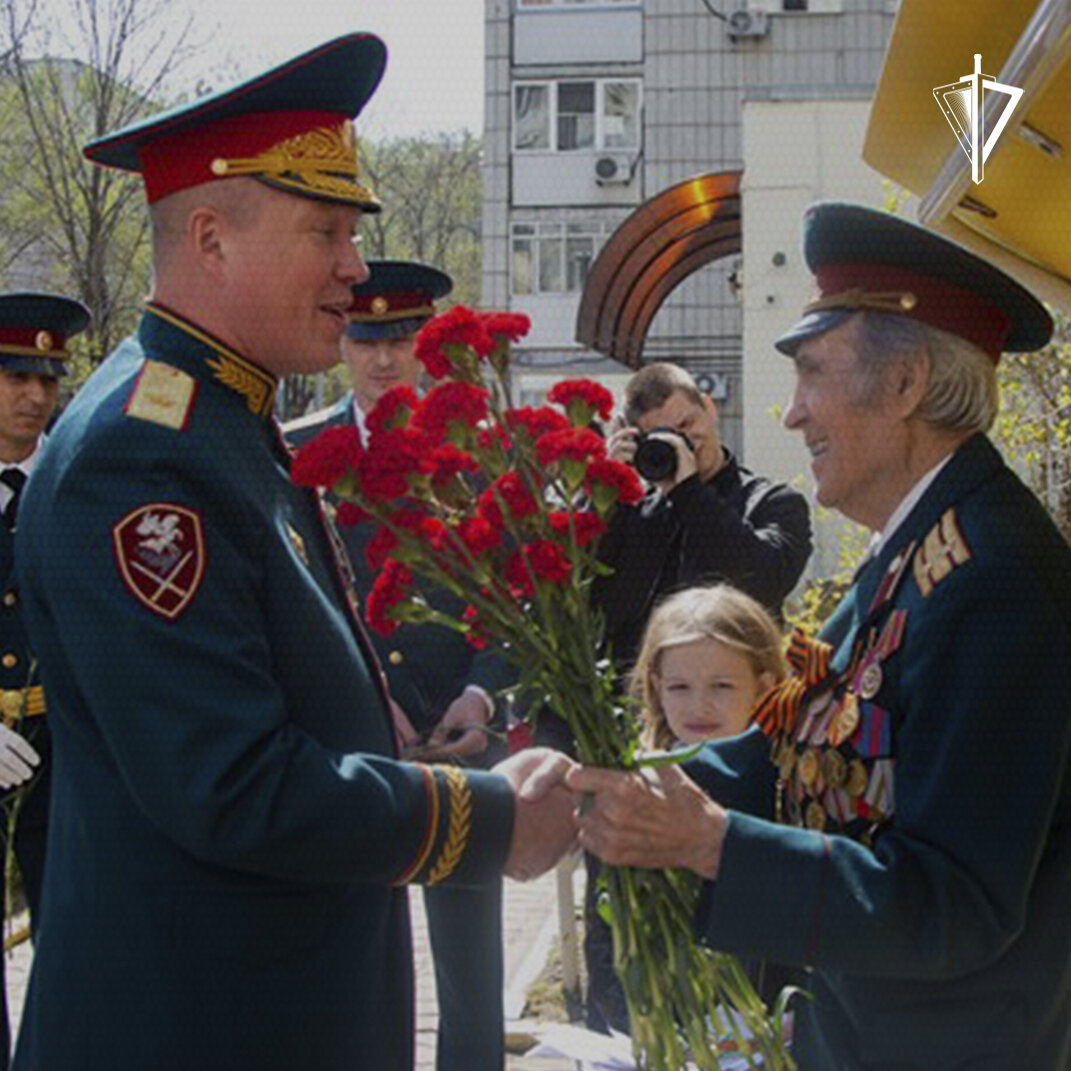В разных регионах России военнослужащие и сотрудники ведомства навещают с подарками фронтовиков и тружеников тыла, а также традиционно проходят торжественным маршем под окнами их домов.-1-3