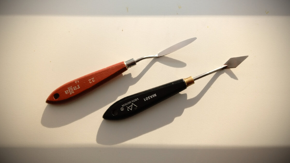 Мастихин «рыбка» удлиненной формы и скругленным кончиком, мастихин треугольной формы с острым кончиком