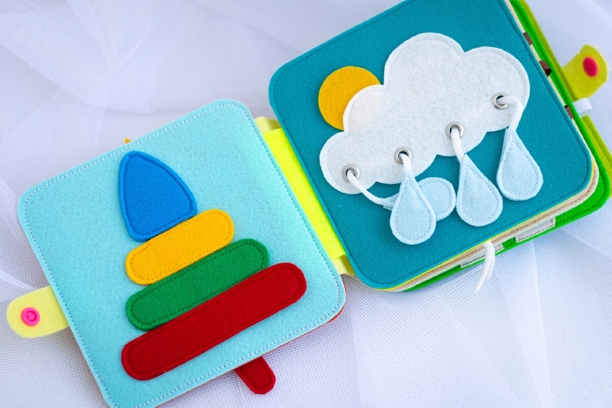 У пирамидки элементы на липучке (не съемные), у облака капли вытягиваются и возвращаются на место. 