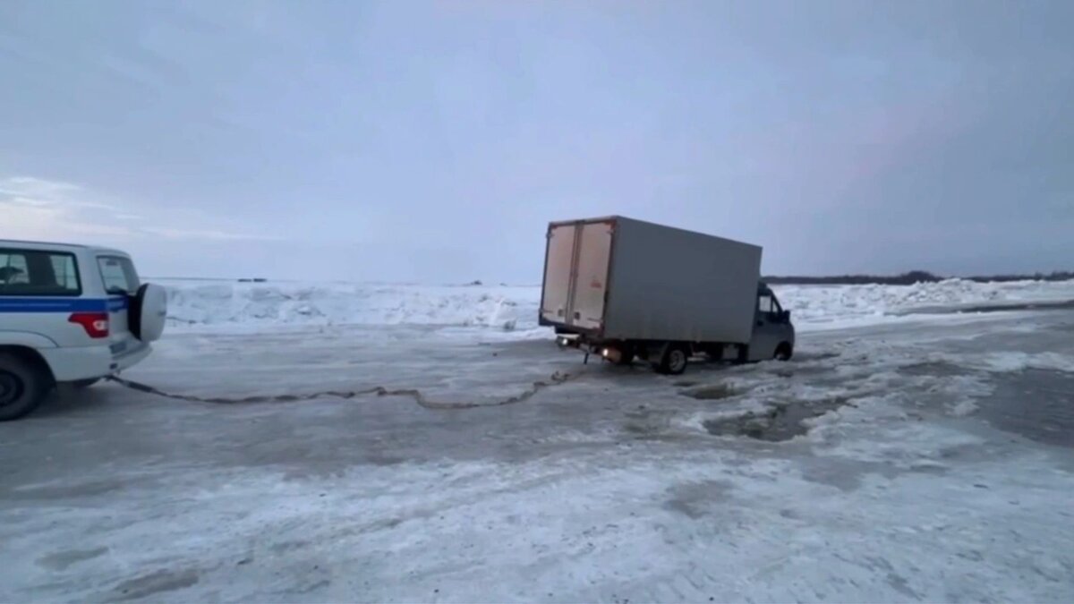 В ЯНАО грузовик застрял во льду на переправе через Обь | Время Новостей |  Дзен