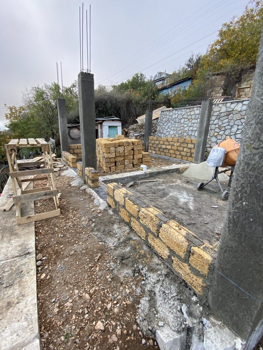 Подпорные стены позади дома держат грунт. Снизу - держат дом.