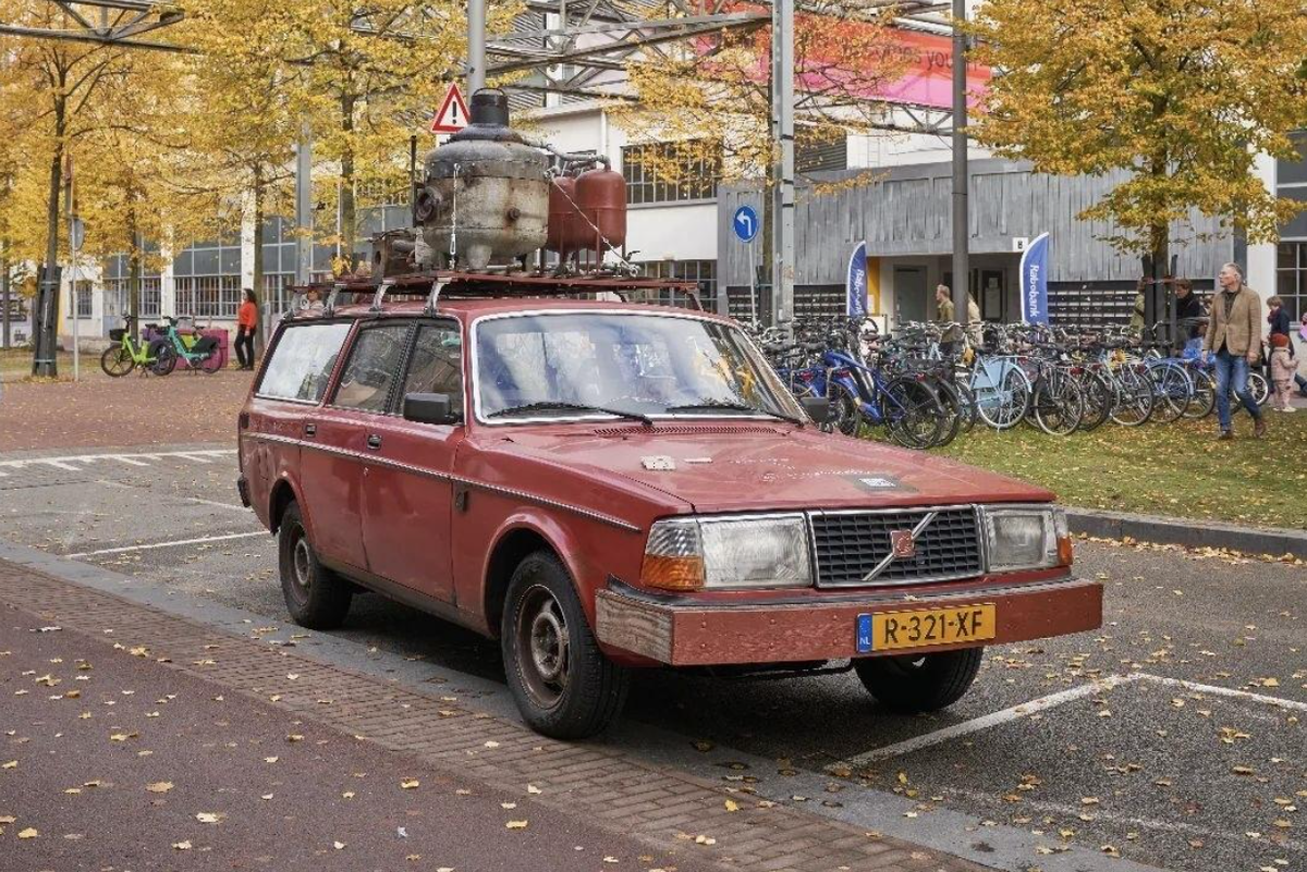 Вот он: старый дизельный универсал Volvo 245, который теперь заправляют пластиком!