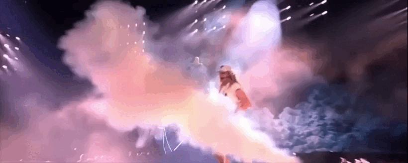 В начале номера на сцену выкатывается большое яйцо, из которого выпрыгивает взрослый мужчина в короткой белой футболке и телесных стрингах.