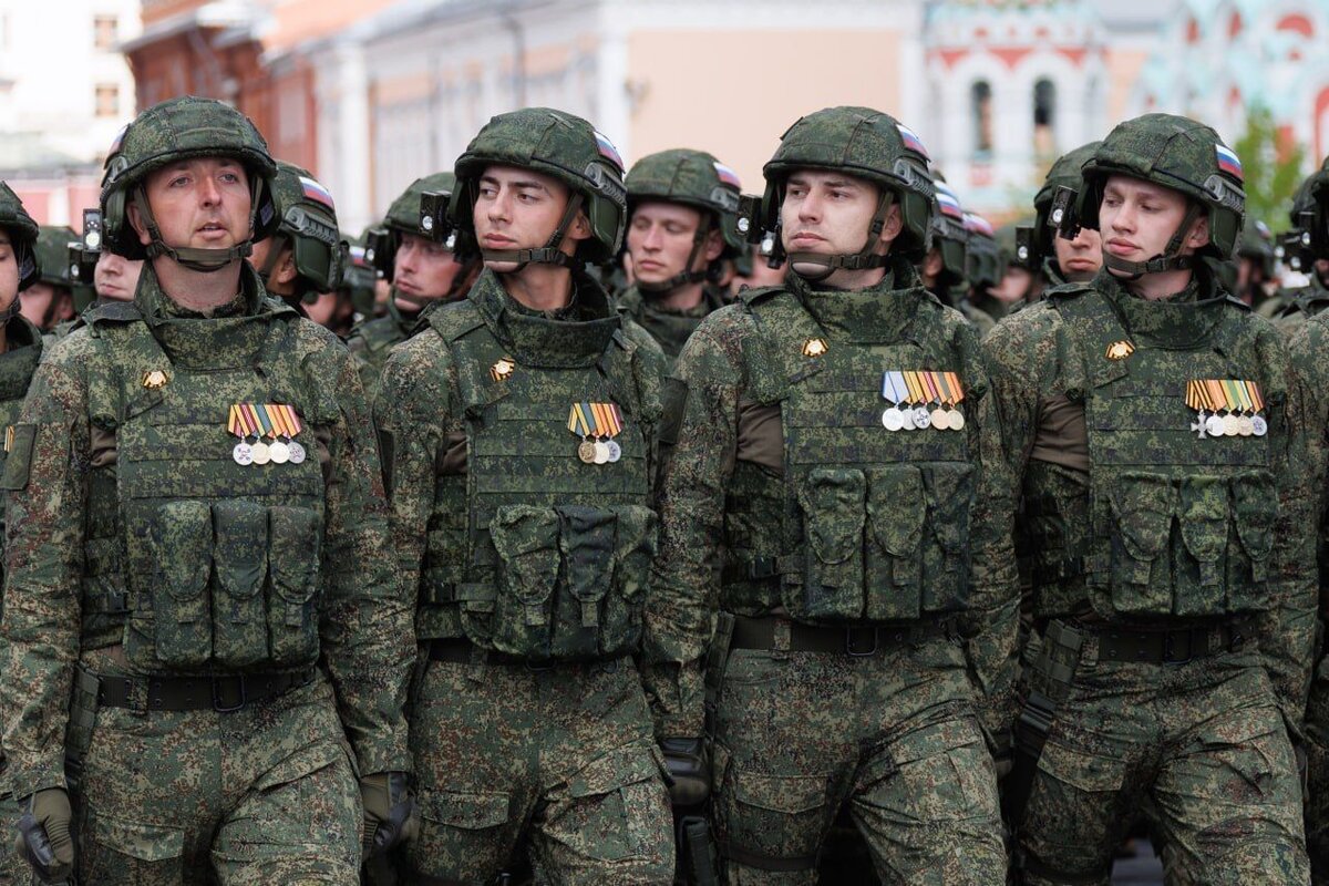 Участники СВО на Параде Победы 2024г - с передовой на парад и назад в бой. Кадр из видео с Парада в Москве