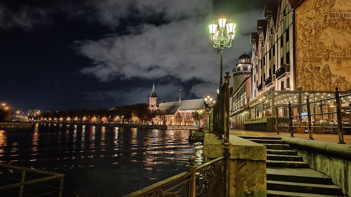 В Рыбной деревне мостовые, скамейки и фонарные столбы тоже стилизованы под старину. Фото: Vika Klimovich / CC BY-SA 4.0