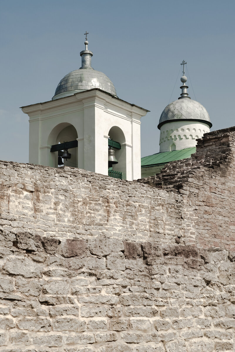 Фрагмент древней стены Изборской крепости и Никольский собор  