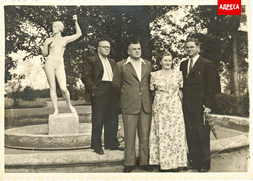 Одна из «Девушек с веслом» скульптора Ромуальда Иодко. Весло к моменту съёмки (1950-е годы) было утрачено. Фотография предоставлена Алексеем Петуховым