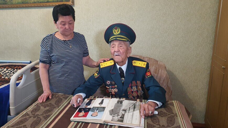 Ветерану из Кыргызстана Асеку Урманбетову уже больше века – в этом году ему исполнился 101 год. Но даже в таком почтенном возрасте он бодр и даже иногда пишет стихи.