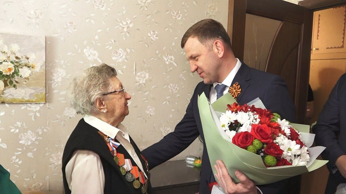    Глава Краснодара вручил медали ветеранам-освободителям Крыма. Фото: телеканал «Краснодар»