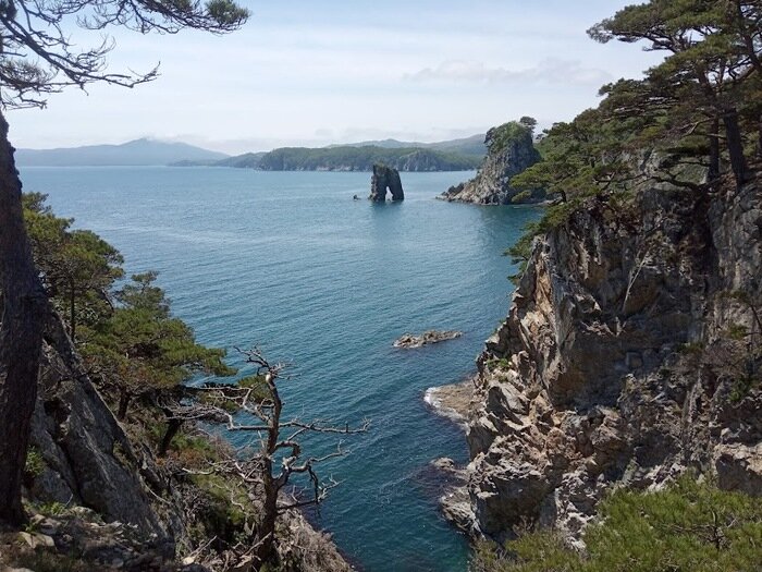 Мыс Сосновый. Вид на кекур Арка