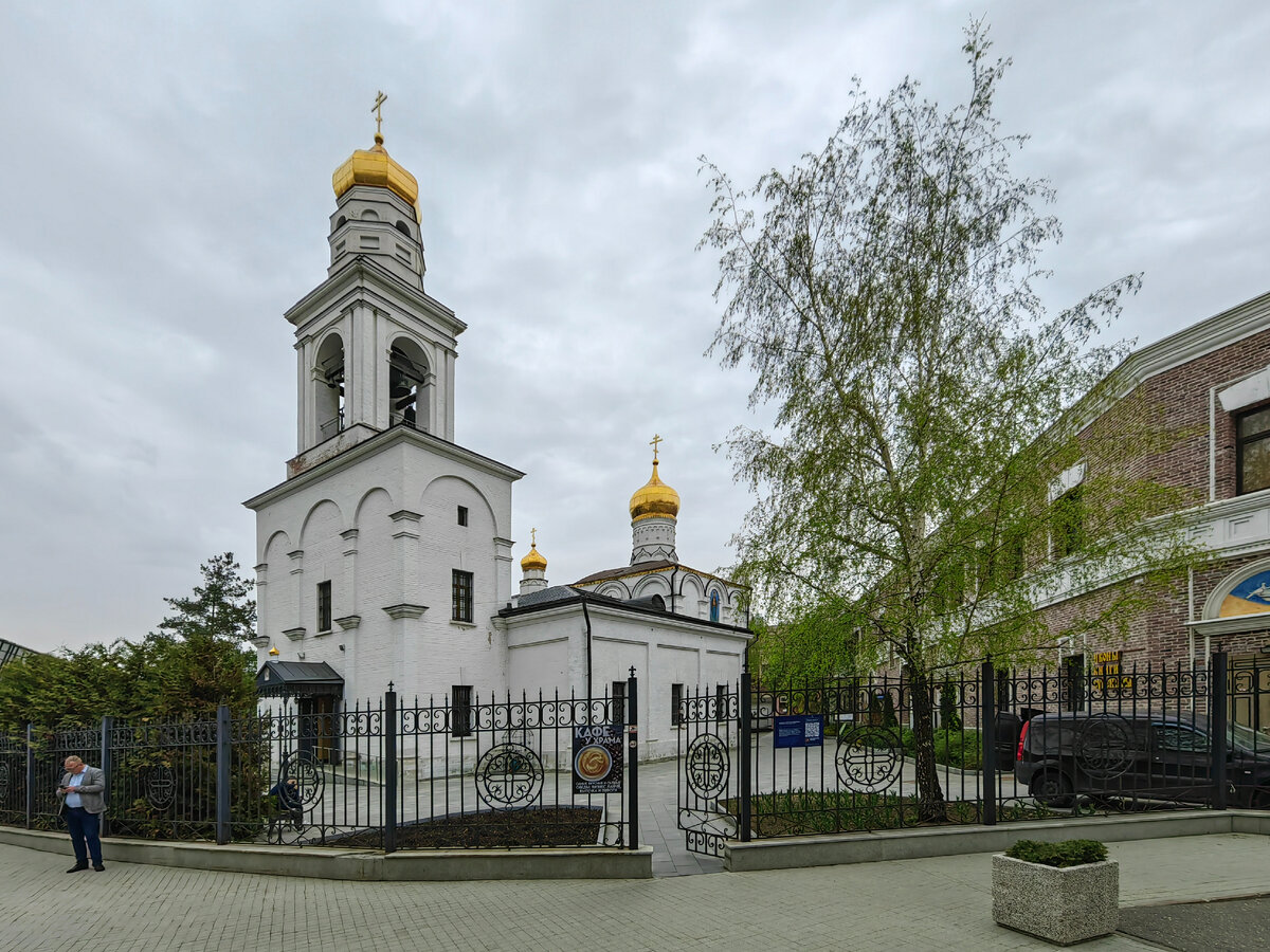 Если в Москве вы окажетесь рядом с Симоновым монастырём, о котором я написал ранее. То не забудьте заглянуть к Храму Рождества Пресвятой Богородицы в Старом Симонове.