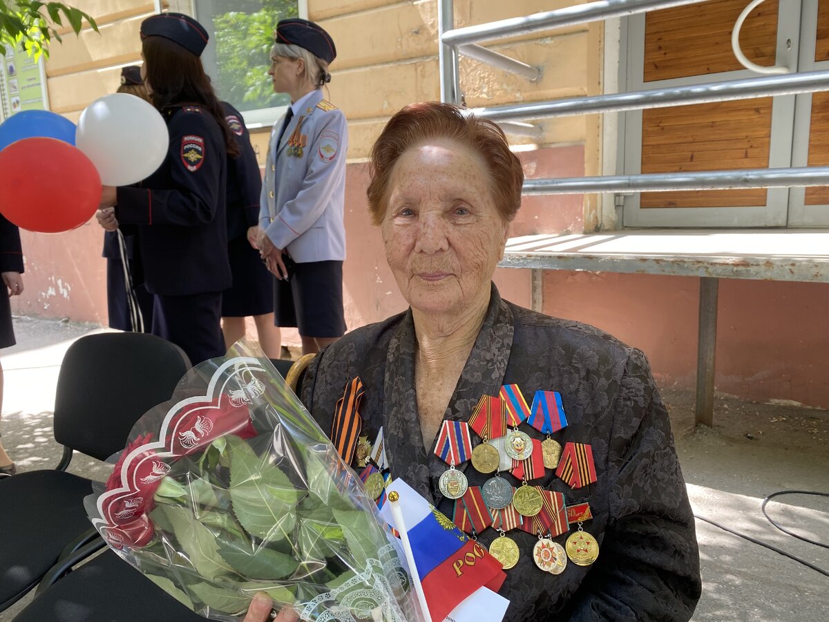 В Астрахани сотрудники полиции провели акцию «Парад у дома ветерана» | ЮГ  РОССИИ | Дзен