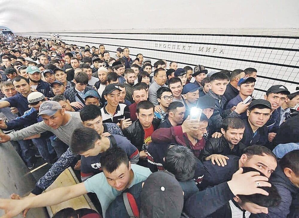 Мигранты в московском метрополитене. Источник: proza.ru.