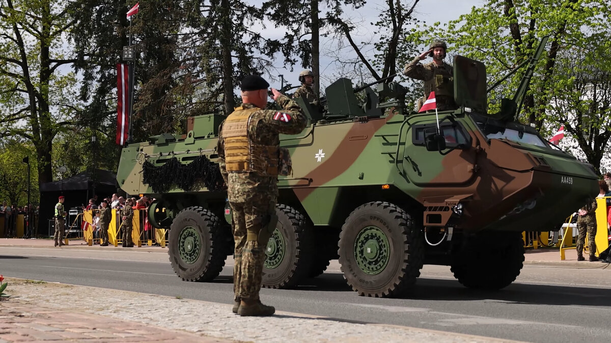 А в Латвии тоже свой военный парад. Показываем авиационную часть. | Авиахаб  | Дзен