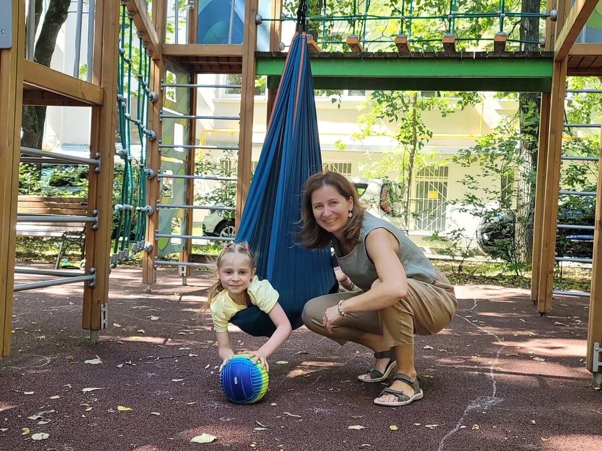 Фото с занятий со специалистом сенсорно-двигательного зала "Шалтай-Болтай"