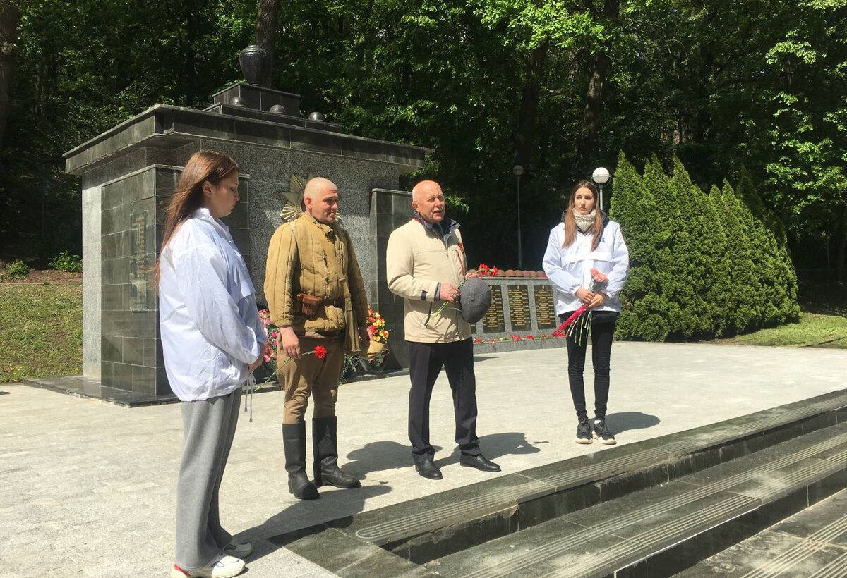 Активисты Молодёжного совета Нацпалаты возложили цветы у монумента в  Центральном парке | Воронеж Многонациональный | Дзен