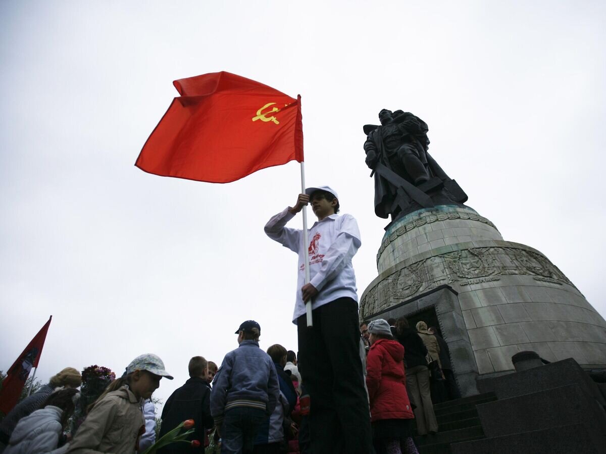    Посетители у памятника советскому солдату в Трептов-парке в Берлине© AP Photo / Markus Schreiber