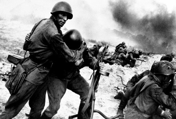    Кадр из киноэпопеи «Освобождение». Режиссер Юрий Озеров. Киностудия «Мосфильм». 1968-1972 гг. В роли Сергея Цветаева (слева) — актер Николай Владимирович Олялин.