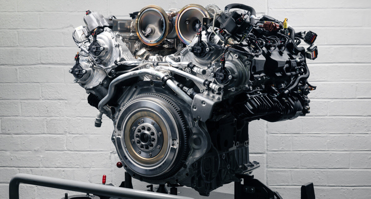 Компания Bentley Motors опубликовала первые фотографии и краткие технические характеристики двигателя, который придет на смену бензиновому мотору W12.
