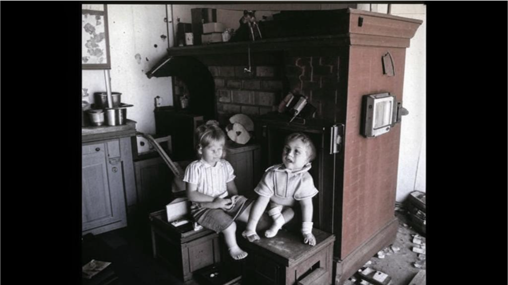 Так ИИ изобразил детей на русской печке