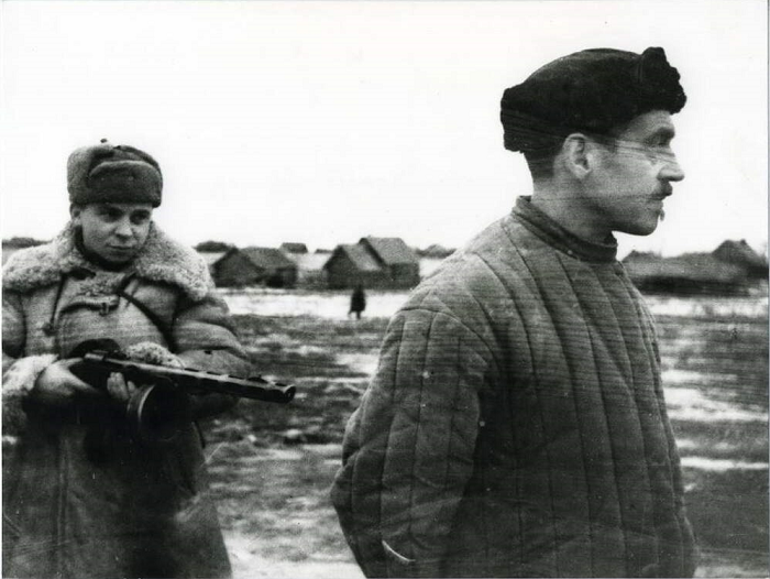 Конвоирование предателя, служившего фашистам. Источник фото: яндекс картинки 