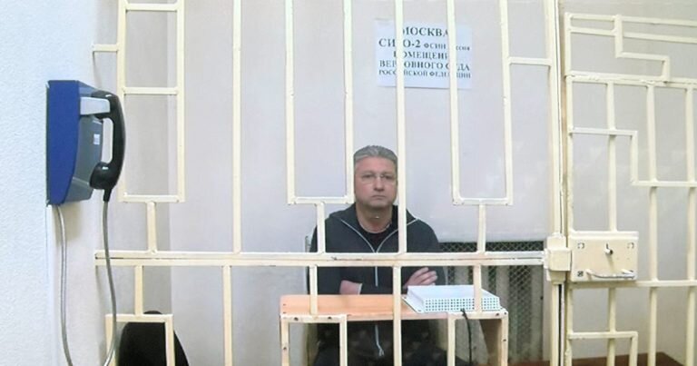 Сегодня Мосгорсуд признал законным арест бывшего замминистра обороны Тимура Иванова по делу о взятке. В ходе заседания выяснились некоторые интересные подробности.