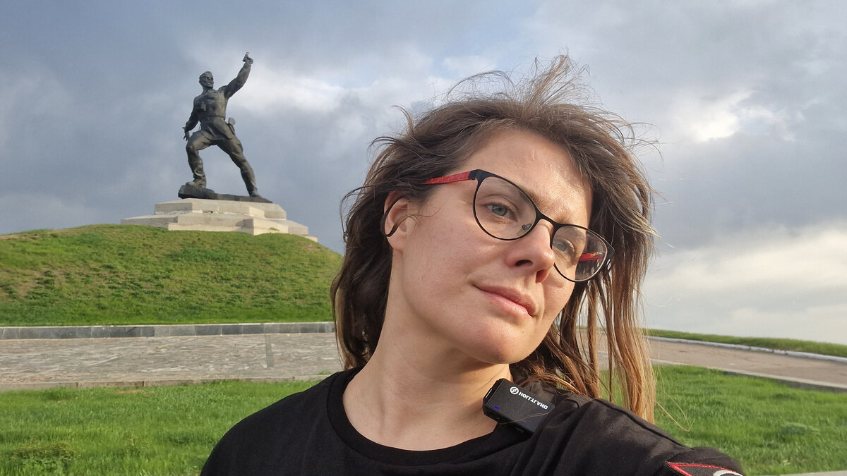 Я на фоне памятника Комбату, сделанному по знаменитой фотографии ВОВ, в ЛНР. 