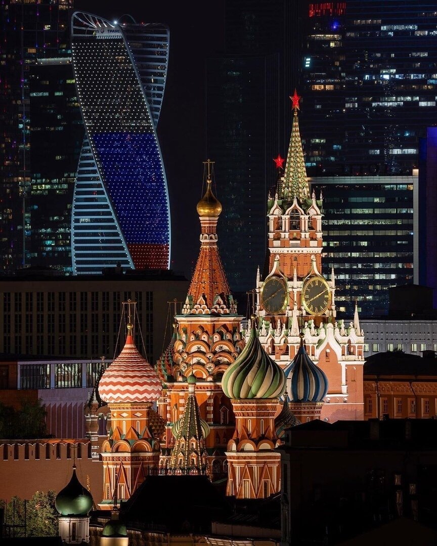 "Она не такая, как все, летит мотыльком на луну по весне, пьёт крепкий, как сон, чай на балконе… Она мечтает о сыне на сапфировом троне."(с) Фото: flectone