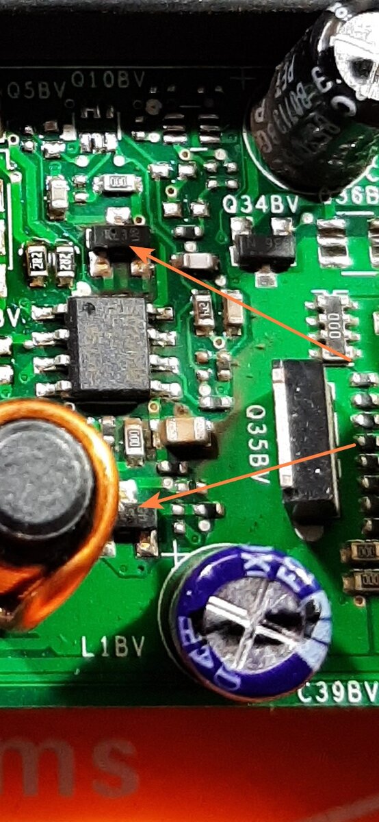 Сгоревшие детали на материнской плате