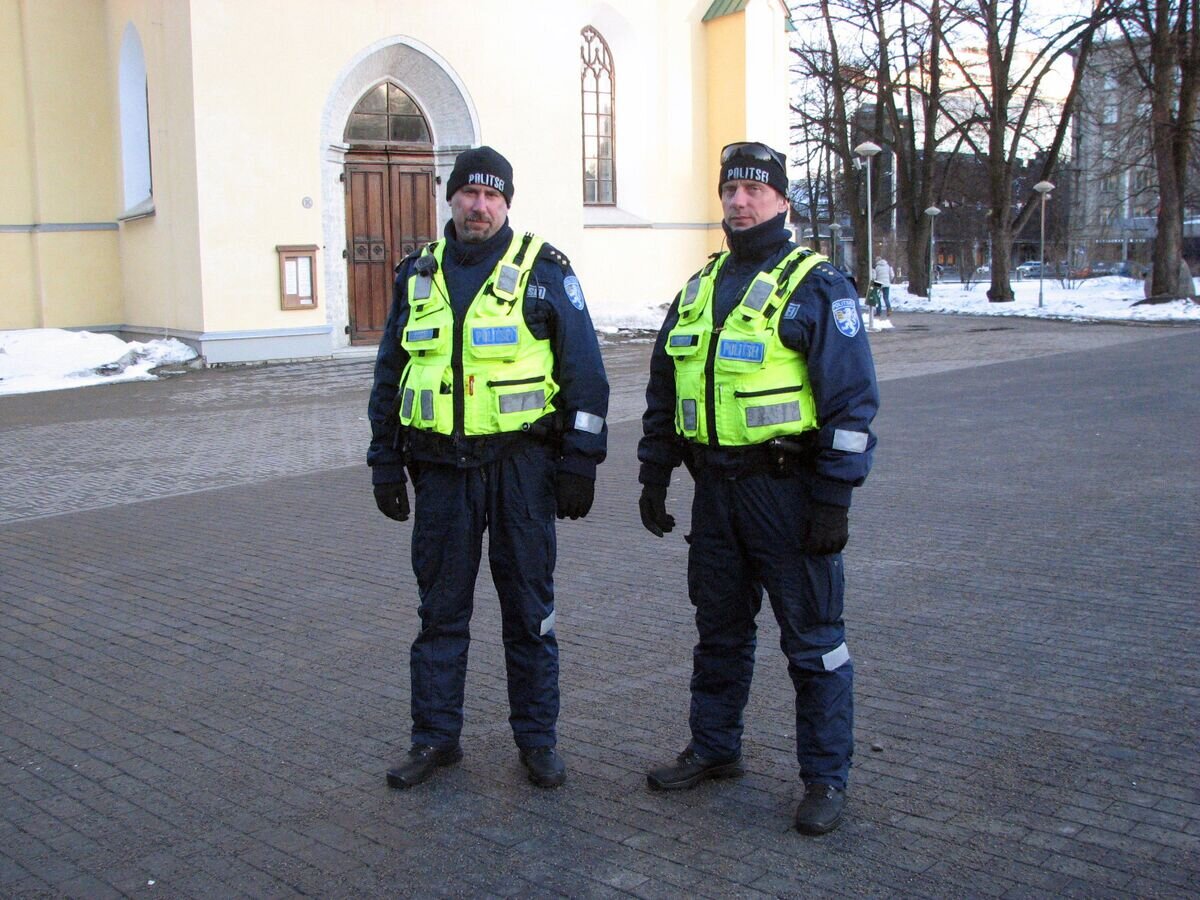    Полиция на площади Свободы в ТаллинеCC BY 3.0 / Ave Maria Mõistlik / Two policemen patrolling in Estonia, Tallinn