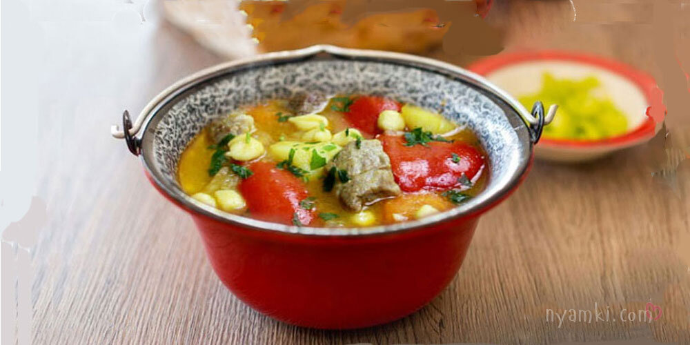 Предлагаем вам рецепт мягкого, тушеного мяса в овощном соусе — сочный и вкусный гуляш. Поистине венгерский!