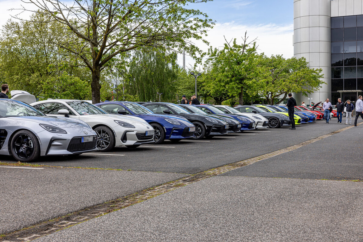 Многие фанаты JDM-автомобилей осмелились отправиться в путешествие даже из других приграничных стран в такую хорошую погоду, и две больших парковки перед зданием Toyota Collection были полностью заполнены))