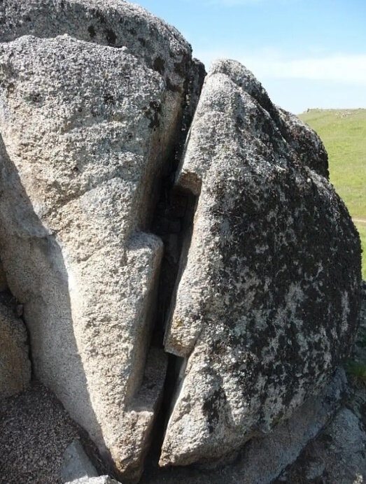 Следы распилов на мегалитах.
Источник фото: https://r.mt.ru/r10/photo4967/20935385439-0/jpg/wnd.webp