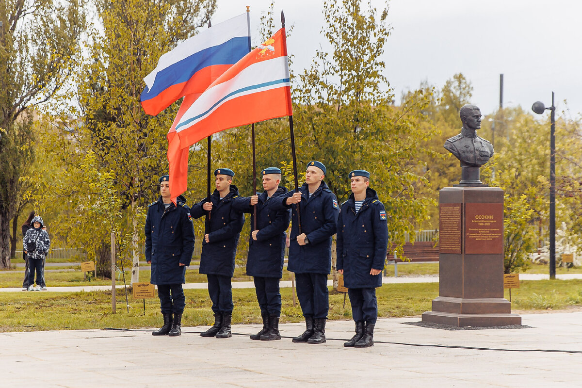 Аллея героев с десятью бюстами выдающихся людей прошлого и настоящего украшает теперь мемориальную зону в Парке 30-летия Победы.-1-3