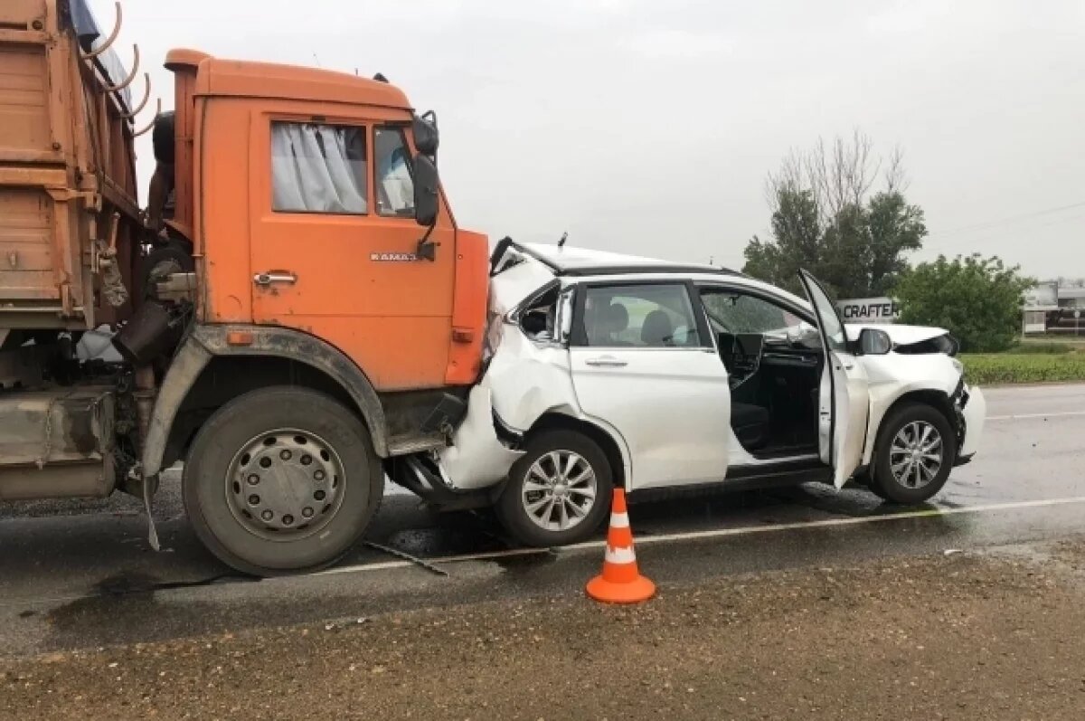    На Кубани после ДТП с пятью машинами двух людей госпитализировали