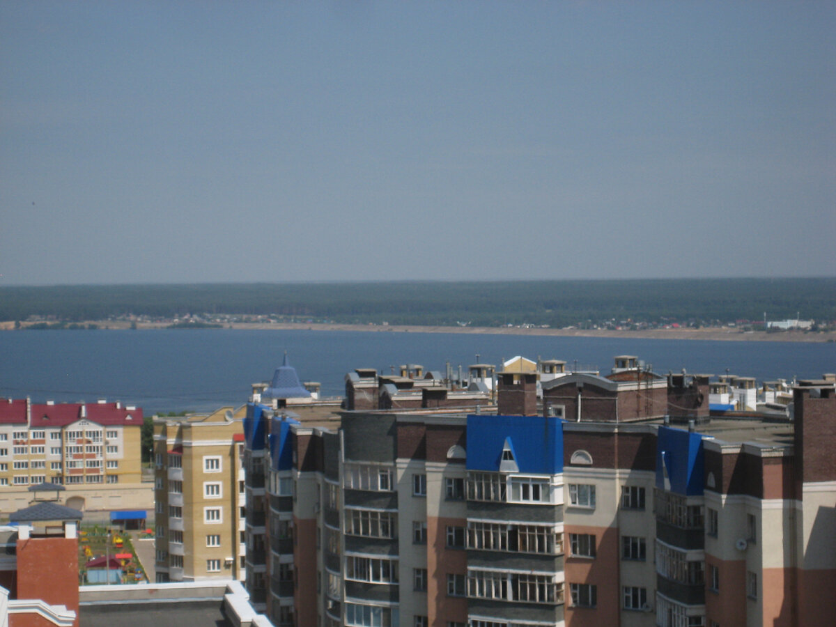 Ради такого вида из окна и переезжают в наш город. Волга прекрасна, зелено! 