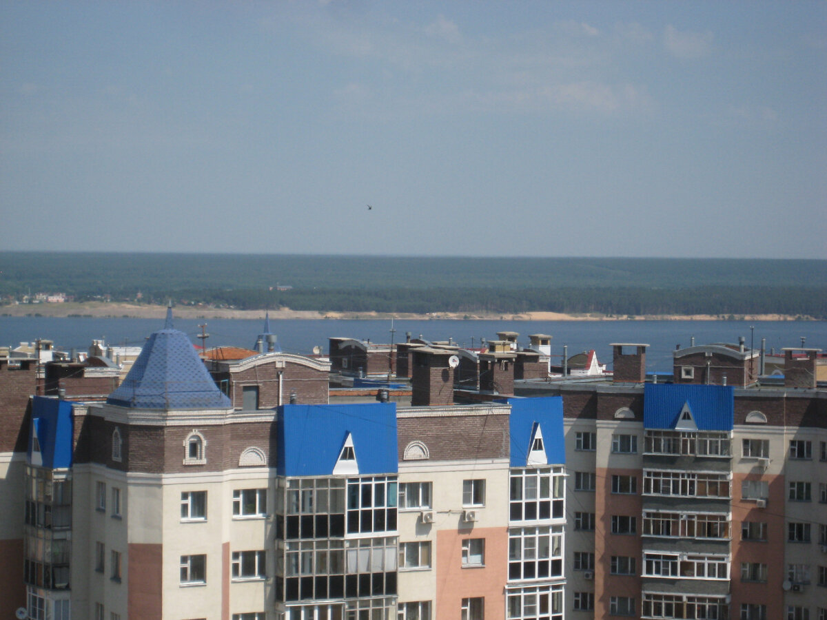 Вот ради такого вида из окна и переезжают в наш город. Волга прекрасна!